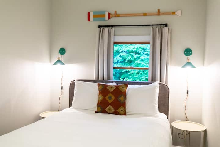 EN BAS : La chambre n° 3 / chambre « Haven » est équipée d'un matelas taille « queen ». Situé près de la cuisine et de l'entrée latérale de la terrasse.