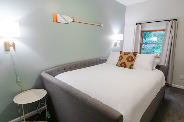 AU REZ-DE-CHAUSSÉE : La chambre n° 5 / chambre « Nord » est équipée d'un matelas queen size dans un style de lit de jour (veuillez en tenir compte si vous avez des problèmes de mobilité) et d'une salle de bain privée complète. Cette chambre est située près de la chambre n° 4 et dispose d'un divan-lit identique.