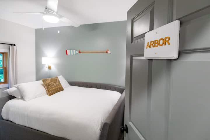 AU REZ-DE-CHAUSSÉE : La chambre n° 4 / chambre « Arbor » est équipée d'un matelas taille « queen » dans une configuration de lit de jour (veuillez en tenir compte si vous avez des problèmes de mobilité). Situé près de la salle de bain entière au rez-de-chaussée.