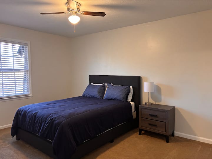 מיטת קווין סייז, שידת לילה ומנורה עם שקע USB