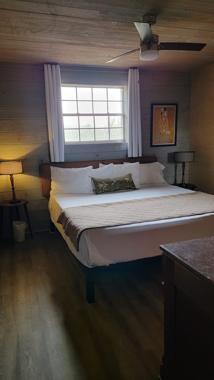 1号卧室-加大双人床 