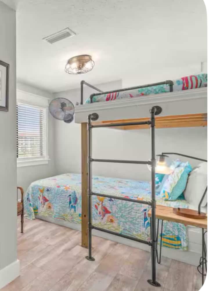 מיטת קווין סייז ושתי מיטות יחיד! 