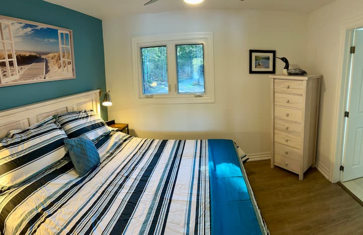 Dormitorio principal con cama King y baño privado completo.