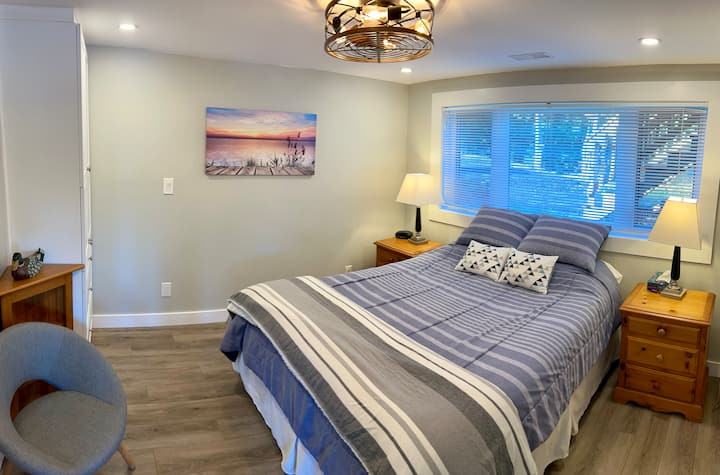 Tercer dormitorio espacioso con cama tamaño queen.