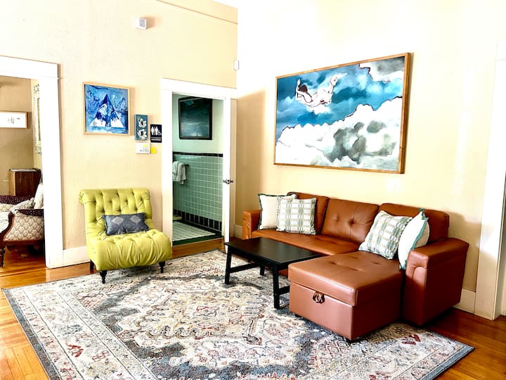 Ova sofa se pretvara u krevet! Povucite ručku na lijevoj strani kako biste razvukli kauč u puni krevet. Podignite ručicu s desne strane kako biste izvadili posteljinu. 