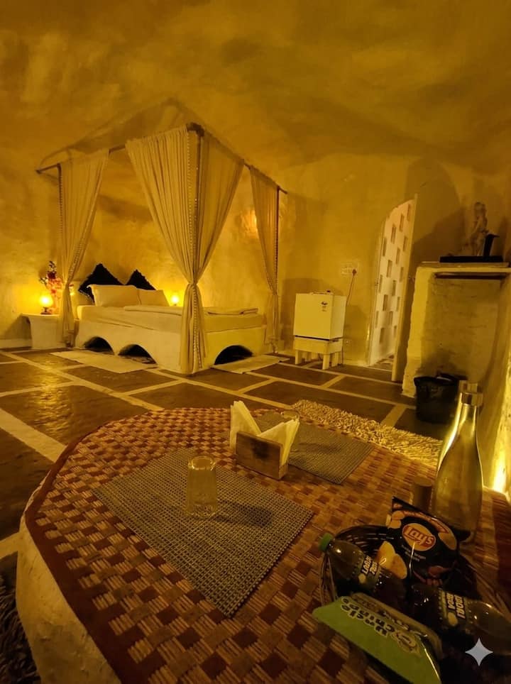 Cavesbycraftels with premium Jacuzzi hot tub