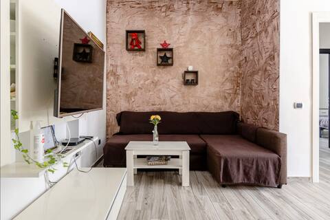 2 adjacent apartments:take it easy in group of 23!