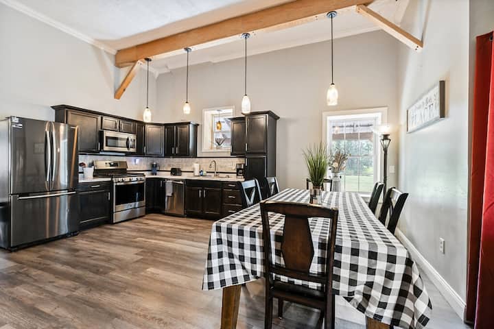 Country Farmhouse | Large Parking 4 bed/2 bath