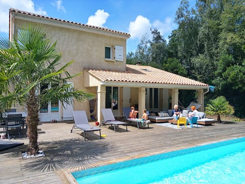 Villa with pool, quiet, between sea, lake and pine trees