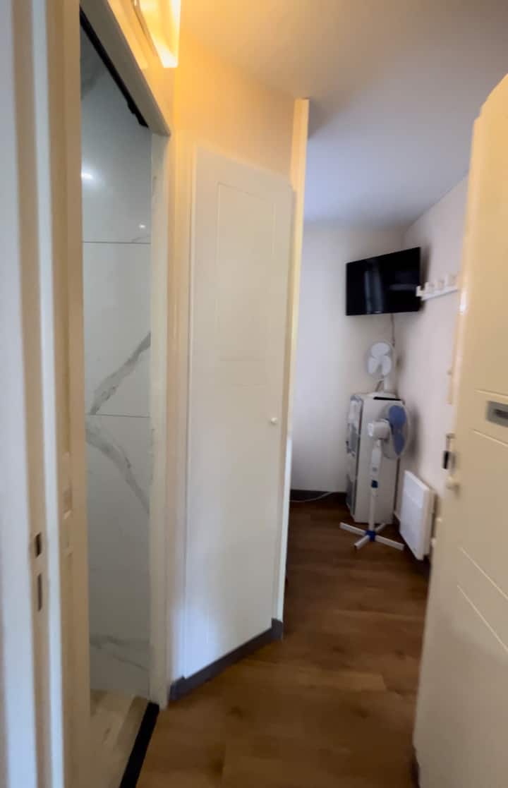 Hodnik do tuš-kabine i spavaće sobe u brvnari