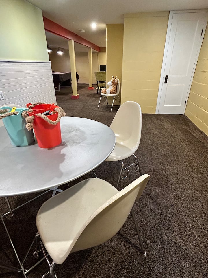 Bij de ingang van de kelder bevindt zich een speeltafel met emmers speelgoed voor de kleintjes of ze worden gemakkelijk opzij gezet voor een kaartspel voor volwassenen. 