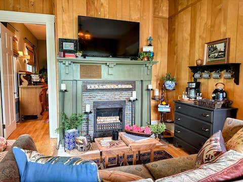 Popular Airbnb listing: Lakeshore Charmer in Lake Junaluska