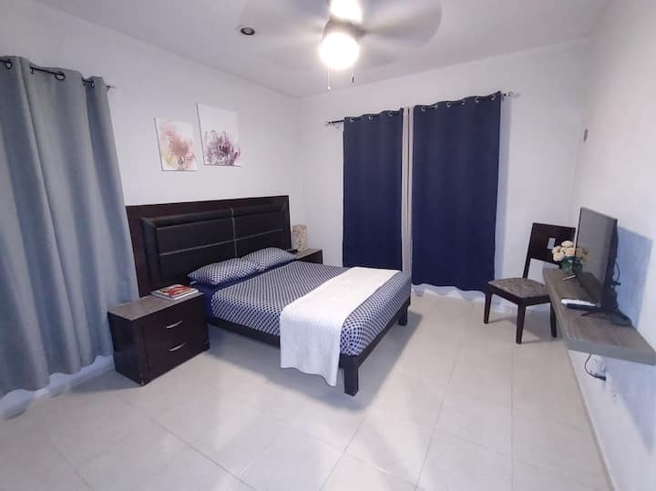 Para su comodidad la habitación cuenta con televisión smart TV, aire acondicionado, ventilador, cama matrimonial y closet