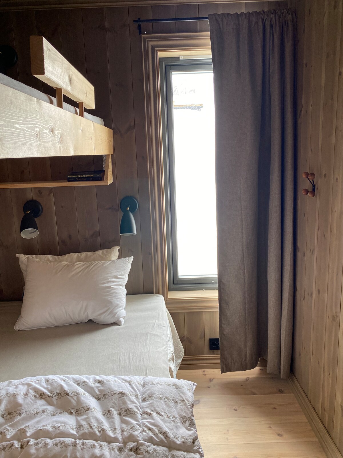 Mirna, lijepa mala spavaća soba s dobrim madracem i dobrim svjetlom za čitanje. Prekrasan pogled. Zajednička kupaonica nalazi se u susjedstvu. 