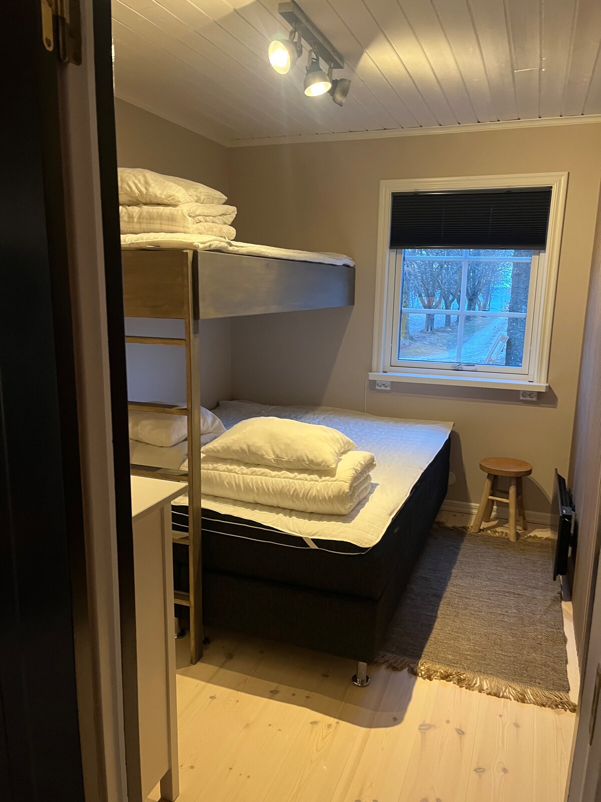 4号卧室配有一张160厘米的床和一张90厘米的上铺床。 