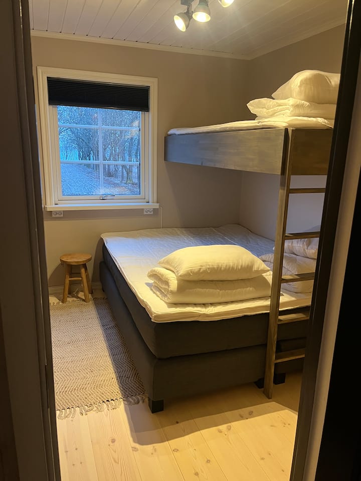 El dormitorio 3 consta de una cama de 160 cm y una cama construida en espacio de 90 cm. 