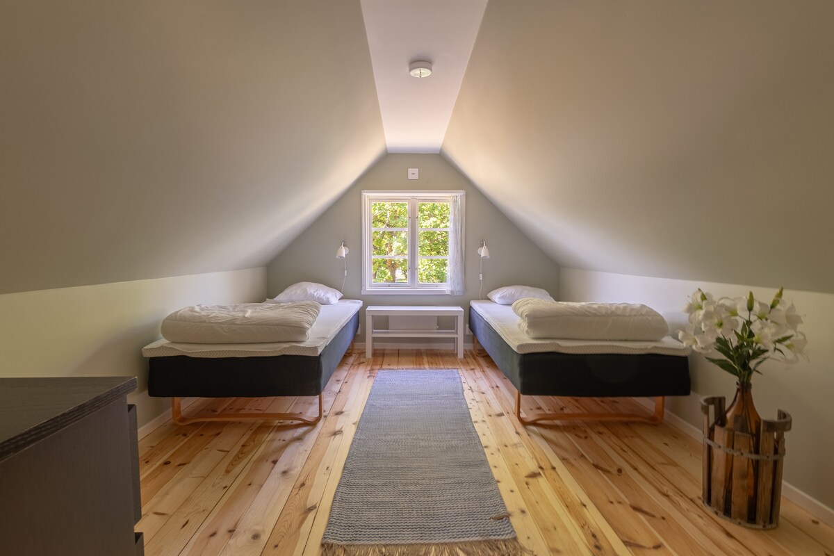 楼上的卧室，可供2人入住。 