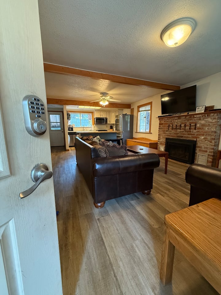 Steps To Town Sleeps 6 Adults And 4 Kids - Shaver Lake, CA