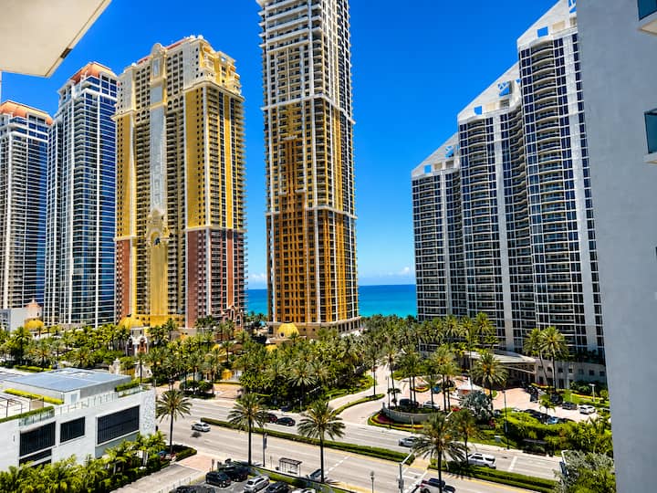 Ocean & Skyline Views • Sleeps 6 • Walk To Beach - Sunny Isles Beach, FL