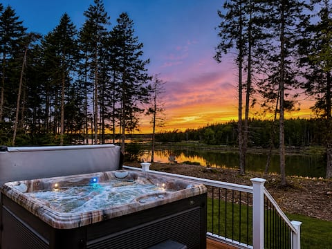 Luxury Waterfront Retreat w/ Hot Tub Near Acadia