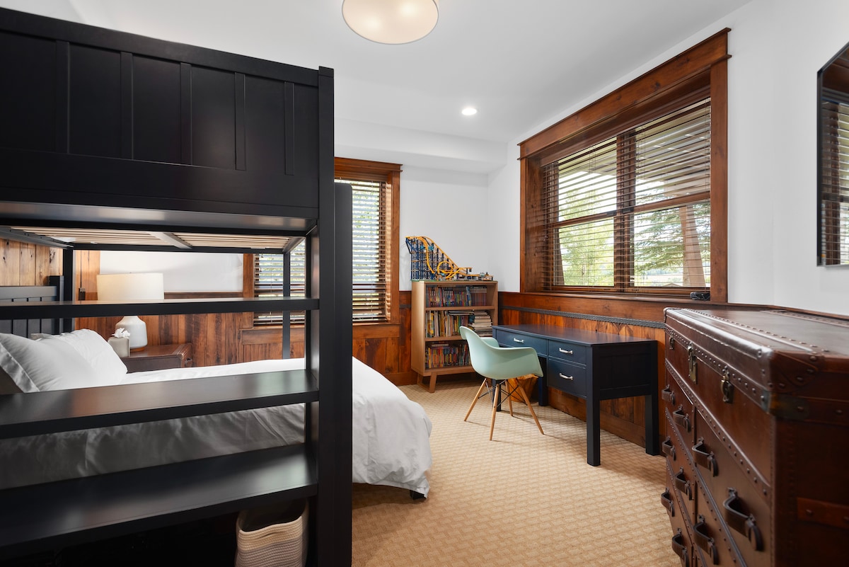 تقع غرفة النوم في الطابق السفلي، وتحتوي على مكتب وخزانة + أدراج، وتخدمها حمام "جاك وجيل" المشترك خارج غرفة المعيشة.  