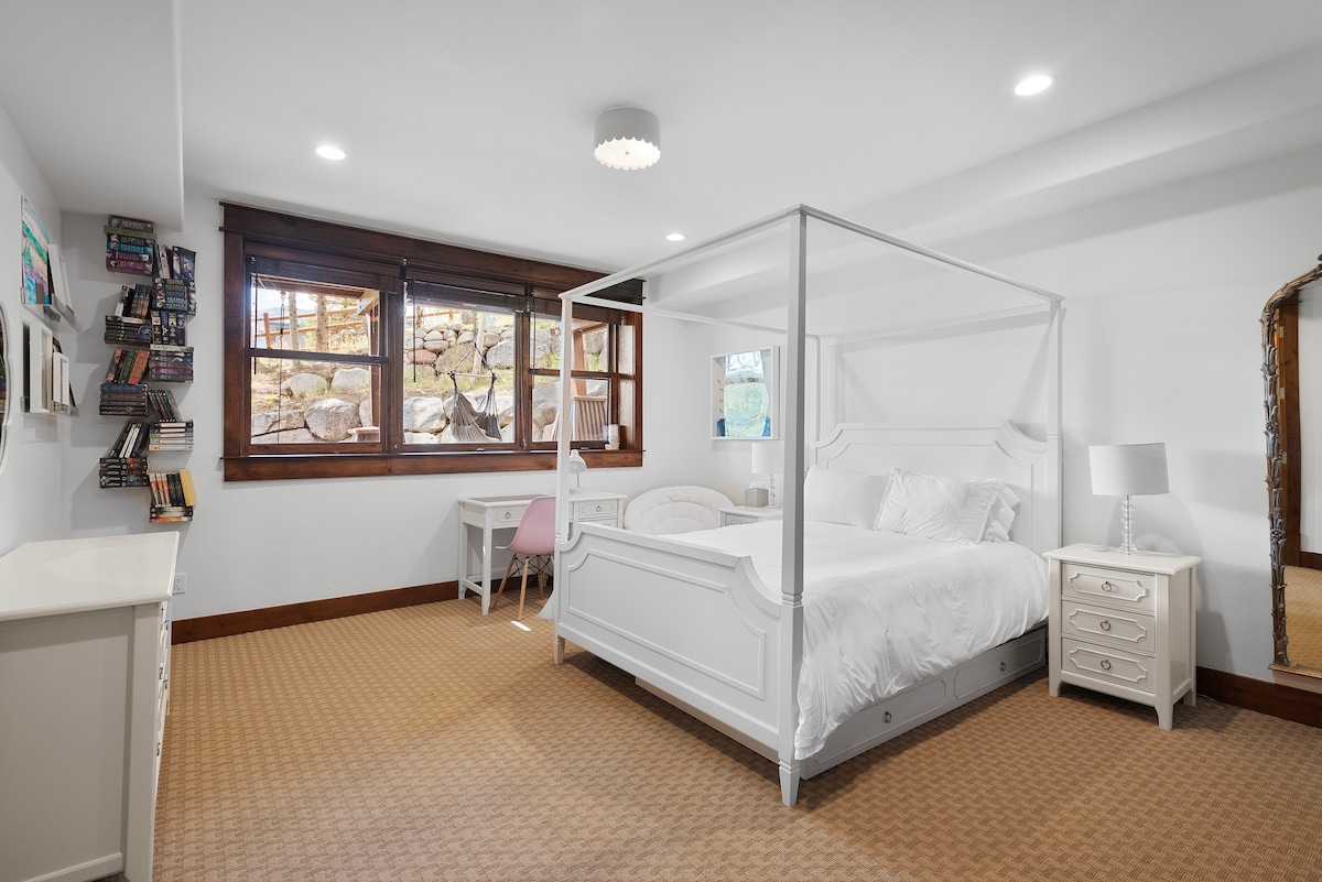 غرفة النوم هذه هي واحدة من غرفتين في الطابق السفلي، وتحتوي على مكتب وسرير قابل للسحب وخزانة ملابس وتتصل بحمام "جاك وجيل" مشترك مع غرفة السرير.