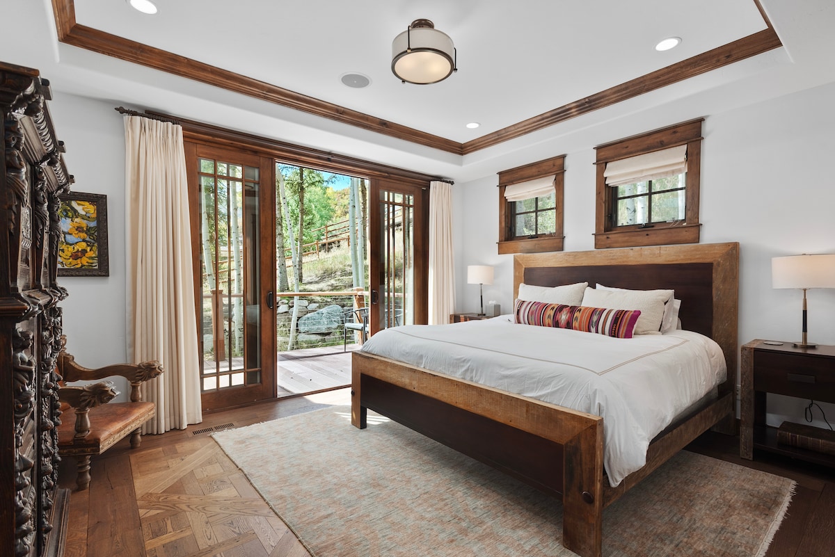 تقع غرفة النوم هذه خارج الطابق الرئيسي وتتصل بحمام يمكن أن يخدم الطابق الرئيسي خلال النهار ويتم إغلاقه ليلاً بباب جيب منزلق للخصوصية.  تحتوي هذه الغرفة أيضًا على مدخل مباشر إلى السطح وتلفزيون بشاشة مسطحة.  