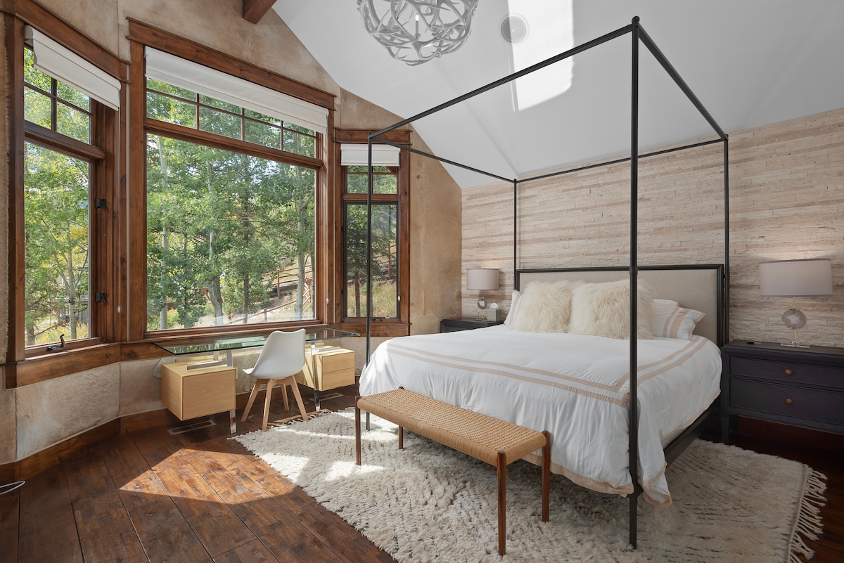 الجناح الرئيسي هو طابق خاص كامل في الطابق الثالث ويحتوي على سرير كبير وتلفزيون ومدفأة غاز ومكتب مع إطلالات على الجبل ويتصل بحمام خاص كامل مع خزانة ملابس.  مكان رائع للاستيقاظ في الصباح أو الاسترخاء في الليل مع إشعال النار!