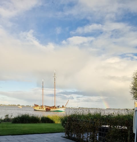 Popular Airbnb listing: Comfortable apartment on the Sneekermeer in Sperkhem En Industrieterrein Houkesloot