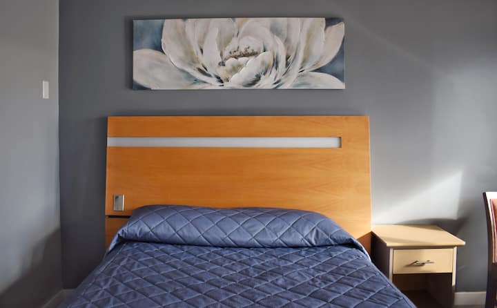 One Queen Bed Non-smoking - オンタリオ コーンウォール
