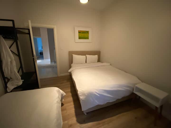 3 חדרים: 1 מיטה זוגית / 1 מיטת יחיד 