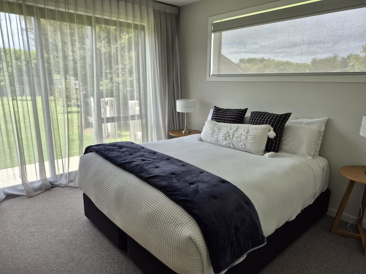 ห้องนอน 1 ห้องนี้ใช้ห้องน้ำในตัวร่วมกับห้องนอน 2 เตียงคิงไซส์