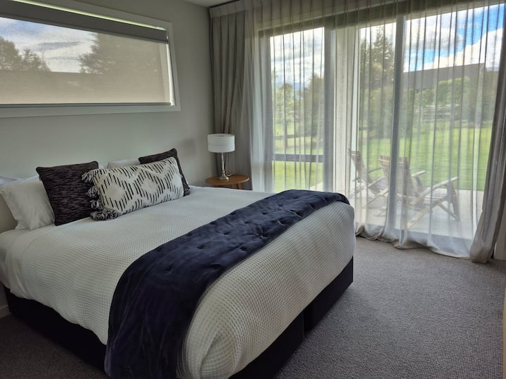 ห้องนอน 4 เตียงคิงไซส์ ห้องนี้มีสมาร์ททีวีติดผนัง