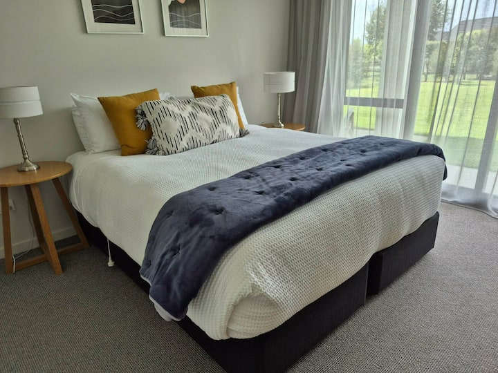 ห้องนอน 2 ห้องนี้ใช้ห้องน้ำในตัวร่วมกับห้องนอน 1 เตียงคิงไซส์