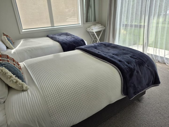 ห้องนอน 5 เตียงเดี่ยวคิงไซส์ 2 เตียง เปิดออกสู่สวนที่สวยงาม