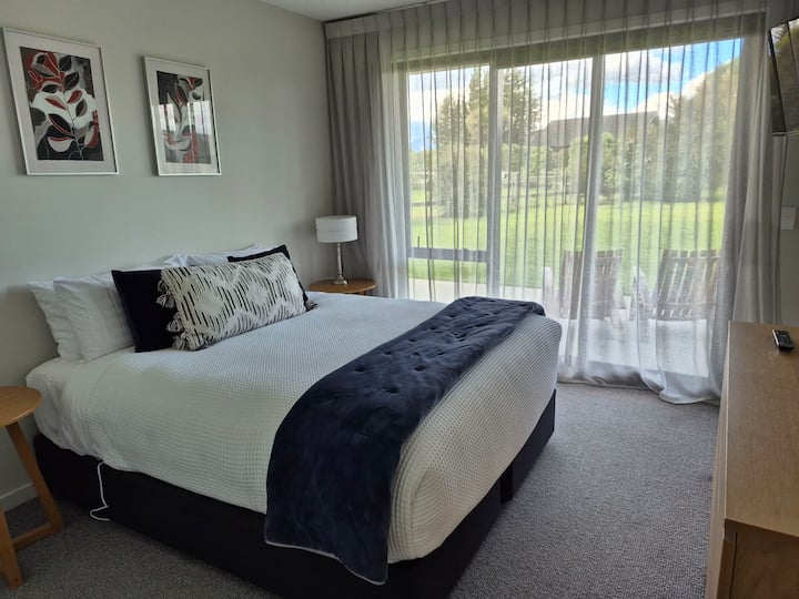 ห้องนอน 3 เตียงคิงไซส์ ห้องนี้มีสมาร์ททีวีติดผนัง