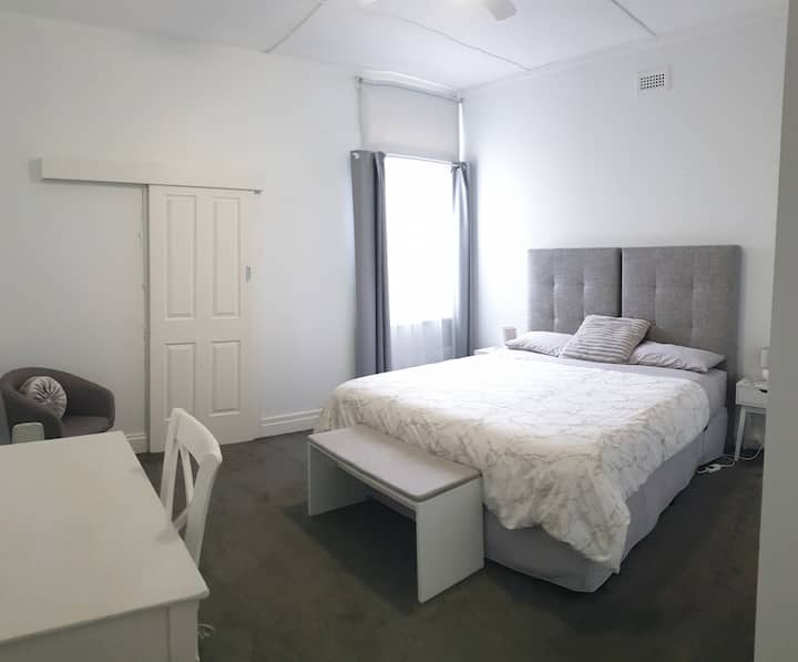 Master Bedroom - King size seng med elektrisk tæppe, kåber, skrivebord/stol, varmeapparat, loftsventilator og direkte adgang til badeværelse/bruser (toilet er separat).