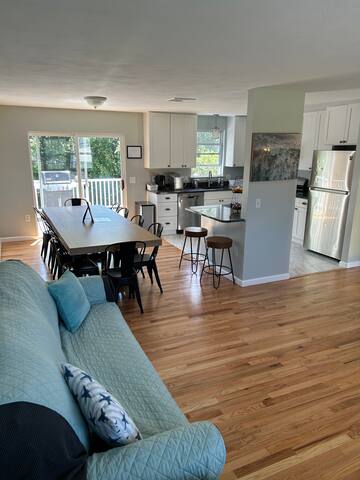 6 Bed 3 Bath with outdoor shower. Pets welcome! gallery image 4