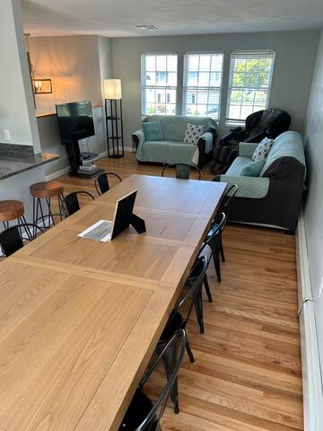 6 Bed 3 Bath with outdoor shower. Pets welcome! gallery image 5