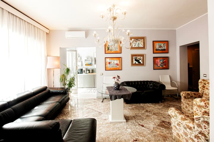 Hanini House 5BR Vatican area Terrace, Jetted tubs