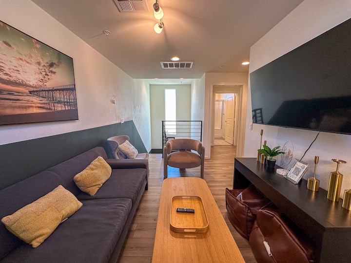 Modern Home Close To Everything W/ 2 Parking - Los Angeles, CA