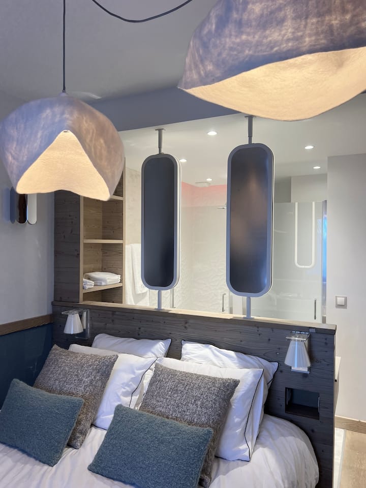 卧室双人床，附带淋浴间和马桶，电视、理发梳妆台、更衣室