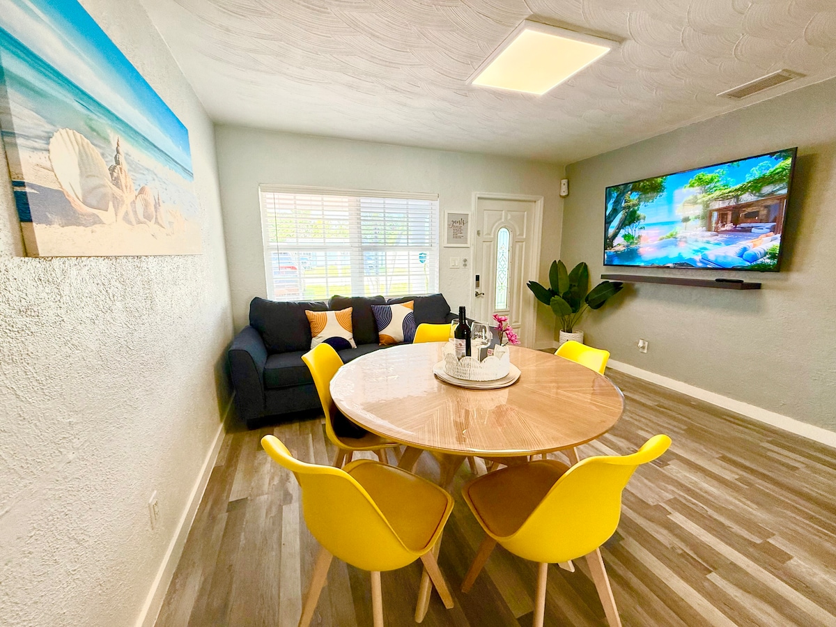 Junto a nuestro cómodo sofá se encuentra nuestra increíble zona de comedor.