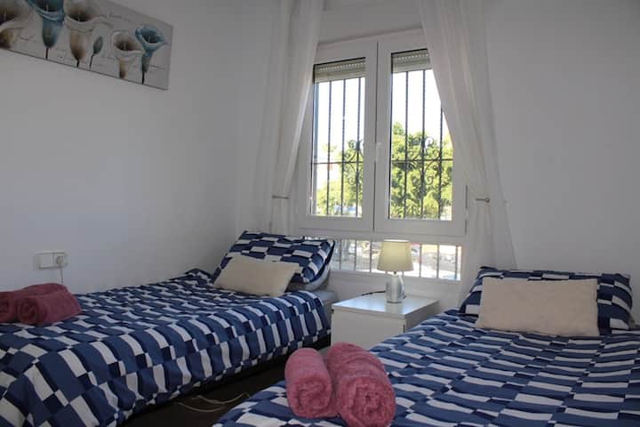 ორი ერთადგილიანი საწოლის მქონე საძინებელი