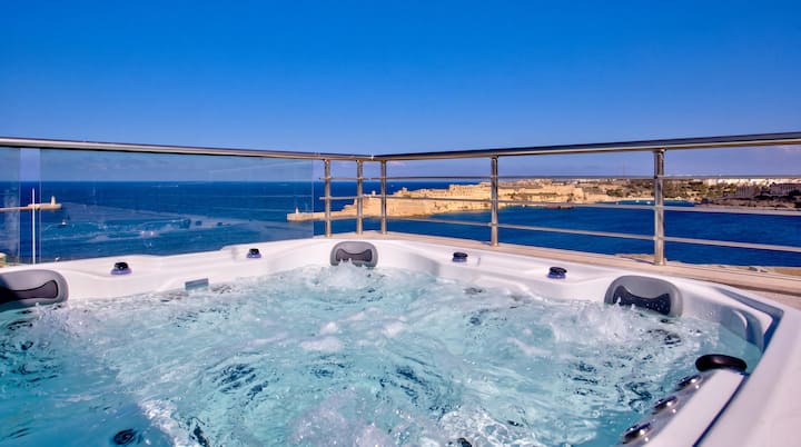 Valletta Skyline Duplex Penthouse With Jacuzzi - Valletta