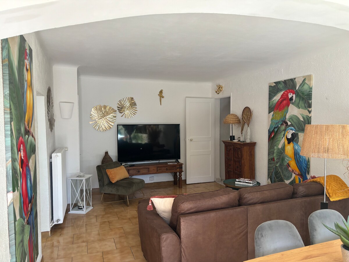 Airbnb performant: Entire home with pool, parking, and terrace. à Villeneuve Lès Avignon