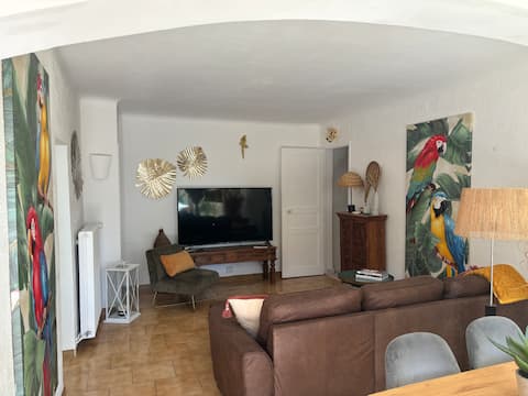 Airbnb performant: Entire home with pool, parking, and terrace. à Villeneuve Lès Avignon