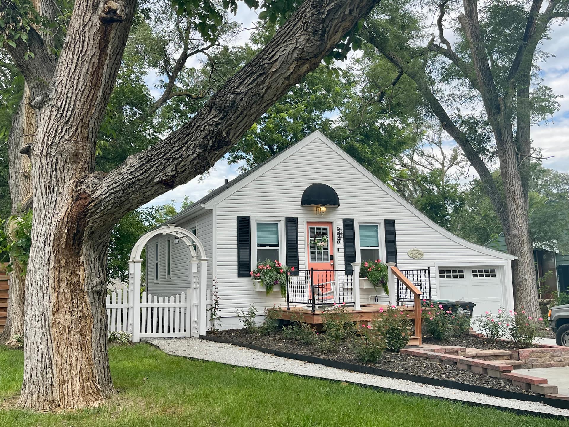 *Romantic* Rose Cottage with Hot Tub in Benson