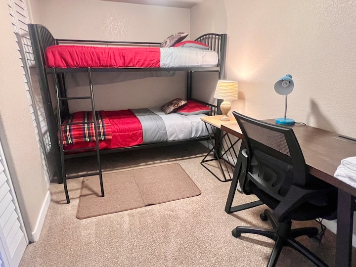 Ორადგილიანი ორსართულიანი საწოლები მეორად საძინებელში