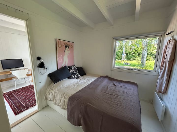 Matembezi ya chumba kimoja kupitia chumba hiki cha kulala.